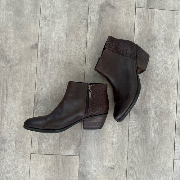 Clarks Artisan Deep Brown Ankle Booties Women’s size 7.5 - Picture 13 of 14